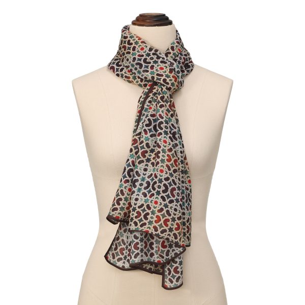 Pañuelo Modal Gannat anudado al cuello sobre maniquí beige, vista de estilo