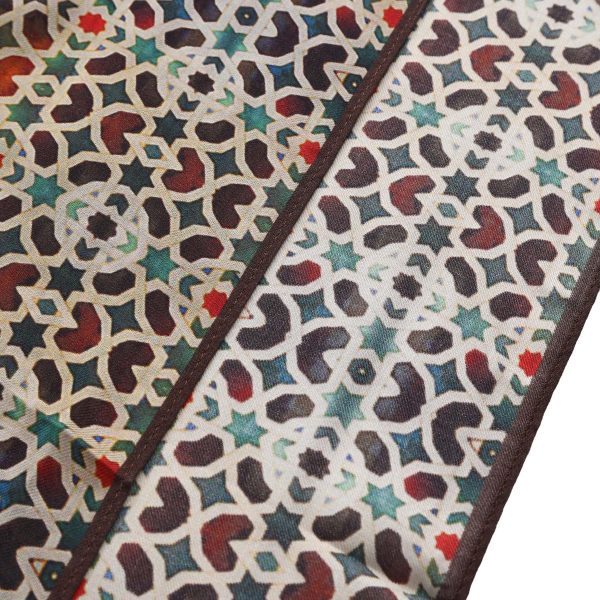 Detalle del ribete marrón del Pañuelo Modal Gannat y simetría del estampado