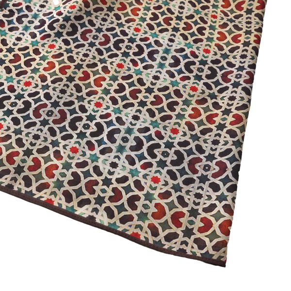 Esquina rematada del Pañuelo Modal Gannat con vista del mosaico Alhambra