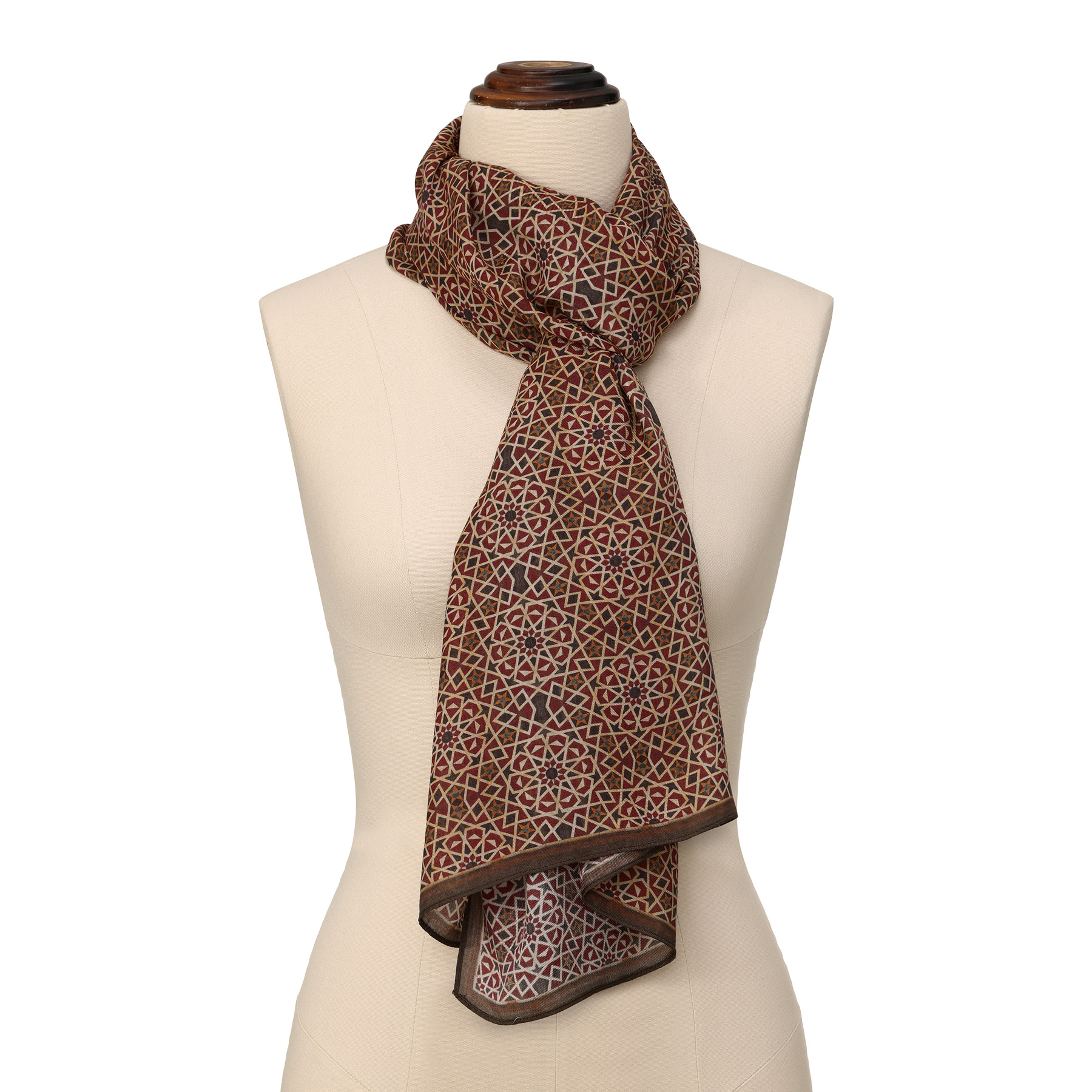 Pañuelo Modal Dimashq anudado al cuello sobre maniquí beige, caída y vista de estilo