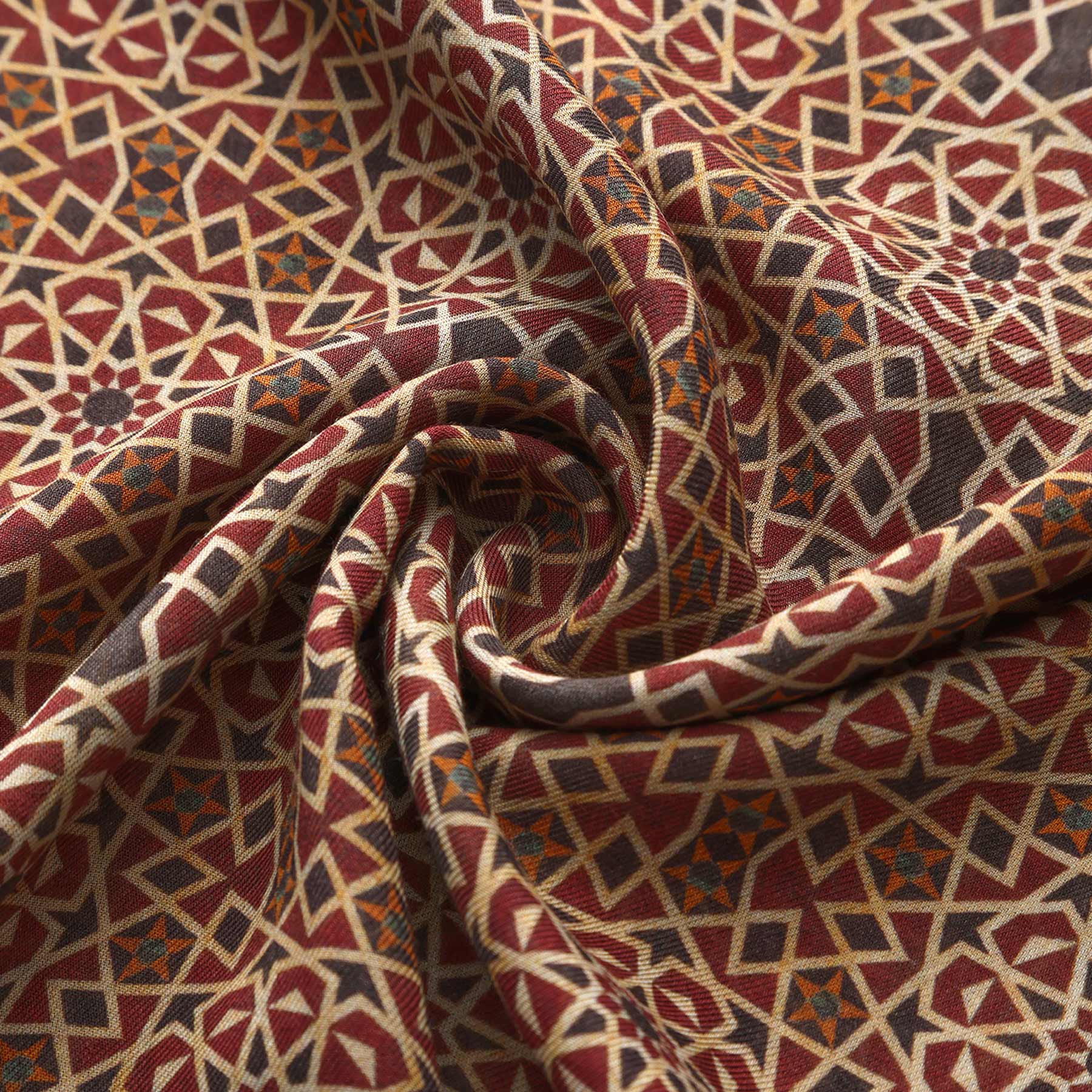 Detalle del Pañuelo Modal Dimashq plisado en espiral con motivos granate y beige