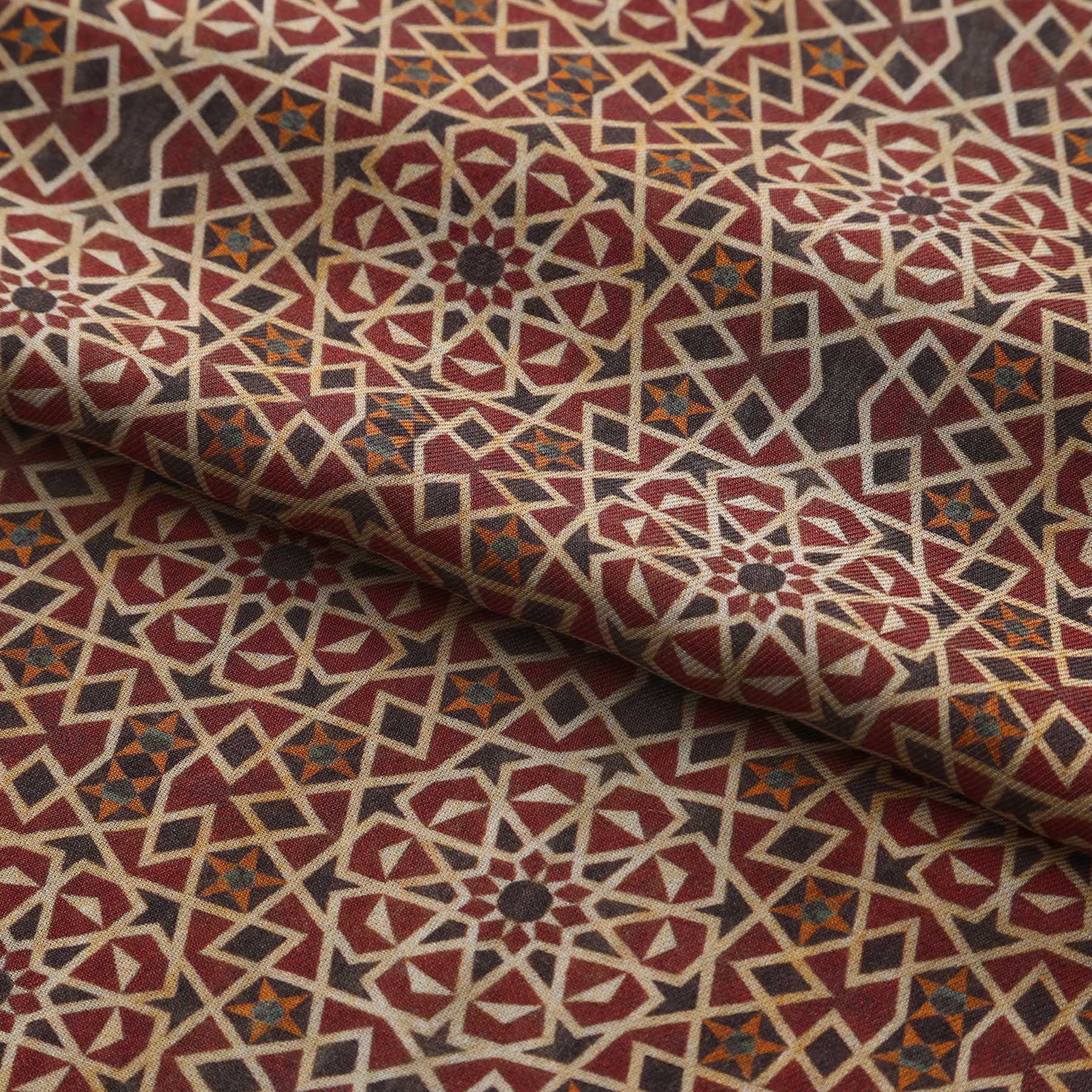 Tejido modal del Pañuelo Dimashq en pliegue suave, primer plano del estampado nazarí
