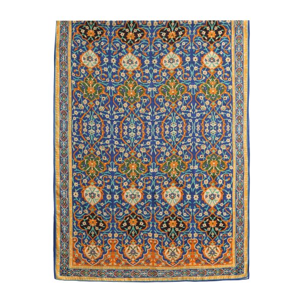 Pañuelo Modal itr extendido en plano completo, arabesco floral con cenefa naranja sobre fondo azul
