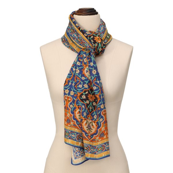 Pañuelo Modal itr anudado al cuello sobre maniquí beige, vista de estilo floral
