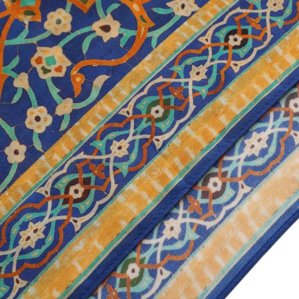 Detalle de las cenefas naranja y azul del Pañuelo Modal itr en pliegue triangular