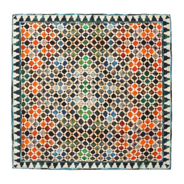 Pañuelo Seda Cuadrado Comares extendido en vista cuadrada completa, alicatado nazarí pintado con cenefa de motivos triangulares