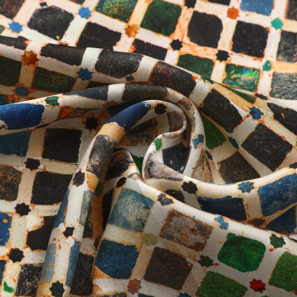 Detalle del Pañuelo Seda Comares plisado en espiral con cuadrícula pictórica en tonos tierra