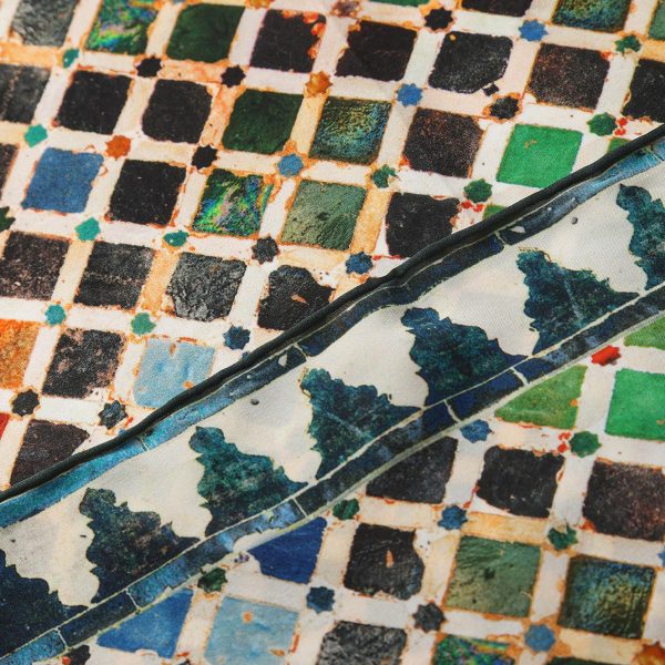 Detalle de la cenefa verde y azul del Pañuelo Seda Comares en pliegue diagonal