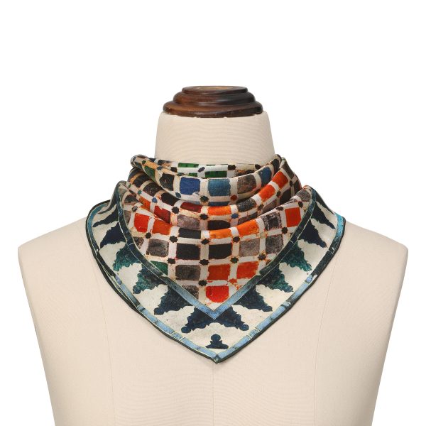 Pañuelo Seda Cuadrado Comares anudado al cuello sobre maniquí beige, damero pictórico en tonos naranja, verde y azul