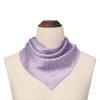 Pañuelo Seda Cuadrado Dalila Morado anudado al cuello sobre maniquí beige, geometría nazarí monocromática en lavanda