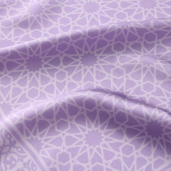 Detalle del tejido del Pañuelo Seda Dalila Morado en pliegue suave con geometría nazarí