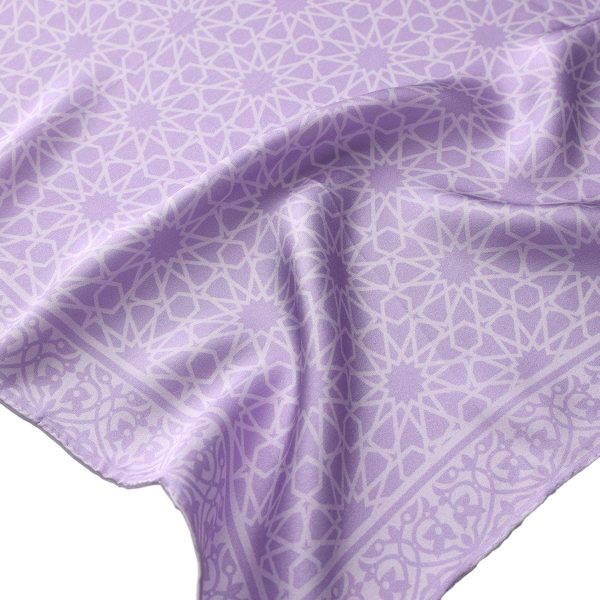 Detalle del Pañuelo Seda Dalila Morado mostrando cenefa con motivos vegetales en pliegue