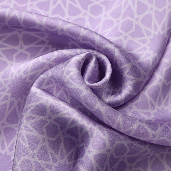 Primer plano del Pañuelo Seda Dalila Morado plisado en espiral, brillo natural de la seda