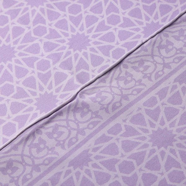 Diagonal del Pañuelo Seda Dalila Morado con cenefa decorativa visible en pliegue