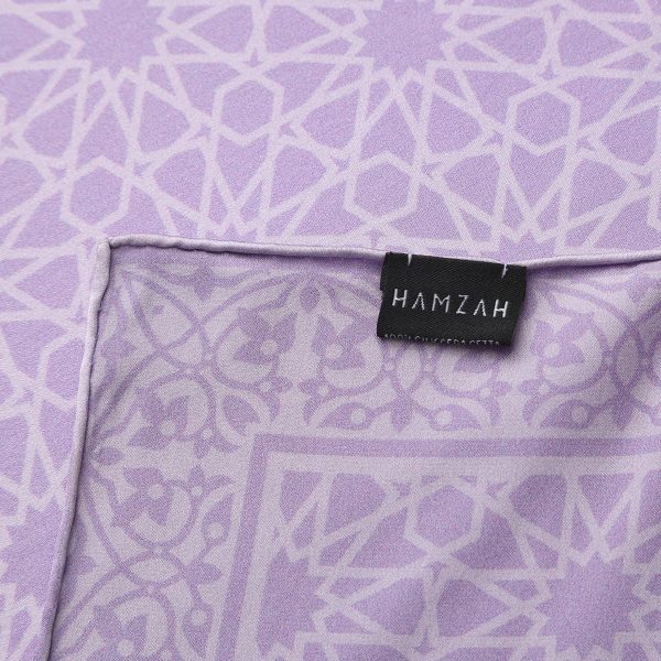 Esquina rematada del Pañuelo Seda Dalila Morado con etiqueta interior Hamzah 100% Silk