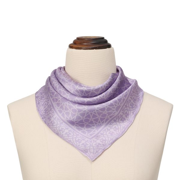 Pañuelo Seda Cuadrado Dalila Morado anudado al cuello sobre maniquí beige, geometría nazarí monocromática en lavanda