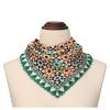 Pañuelo Seda Cuadrado Nur anudado al cuello sobre maniquí beige, rosetones nazaríes en naranja, verde aguamarina y negro