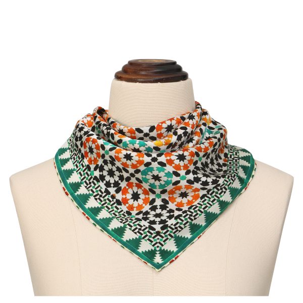 Pañuelo Seda Cuadrado Nur anudado al cuello sobre maniquí beige, rosetones nazaríes en naranja, verde aguamarina y negro