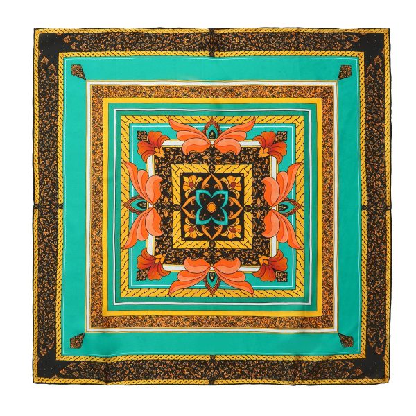 Pañuelo Seda Cuadrado Olaya extendido en vista completa, medallón floral con cordones dorados y damasco negro