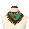 Pañuelo Seda Cuadrado Olaya anudado al cuello sobre maniquí beige, diseño barroco con medallón central turquesa y dorado