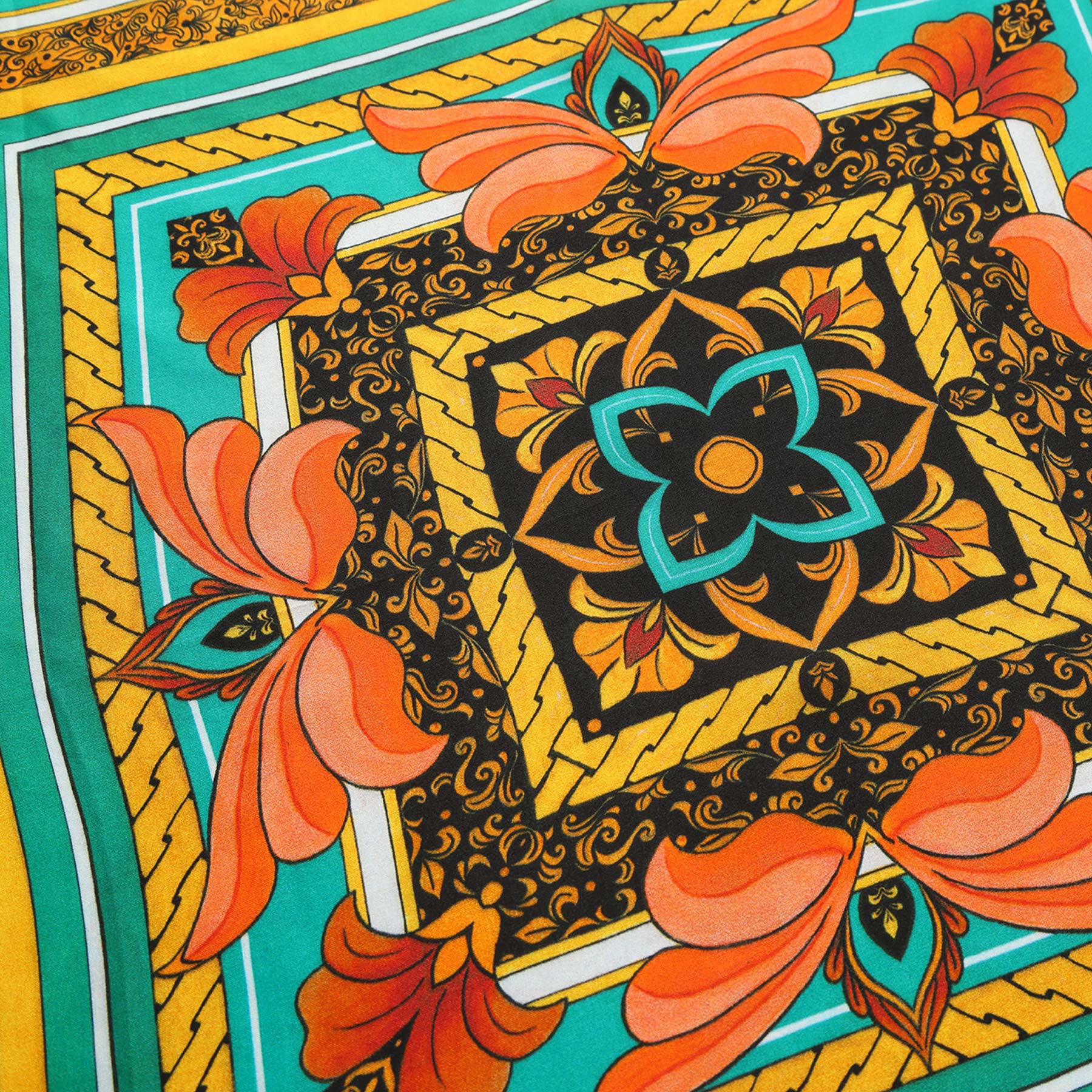 Detalle del medallón central del Pañuelo Seda Olaya con flor turquesa y naranja sobre fondo negro