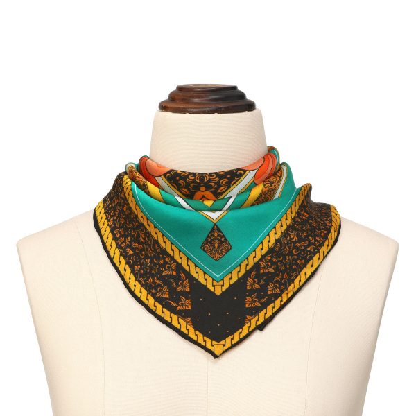 Pañuelo Seda Cuadrado Olaya anudado al cuello sobre maniquí beige, diseño barroco con medallón central turquesa y dorado