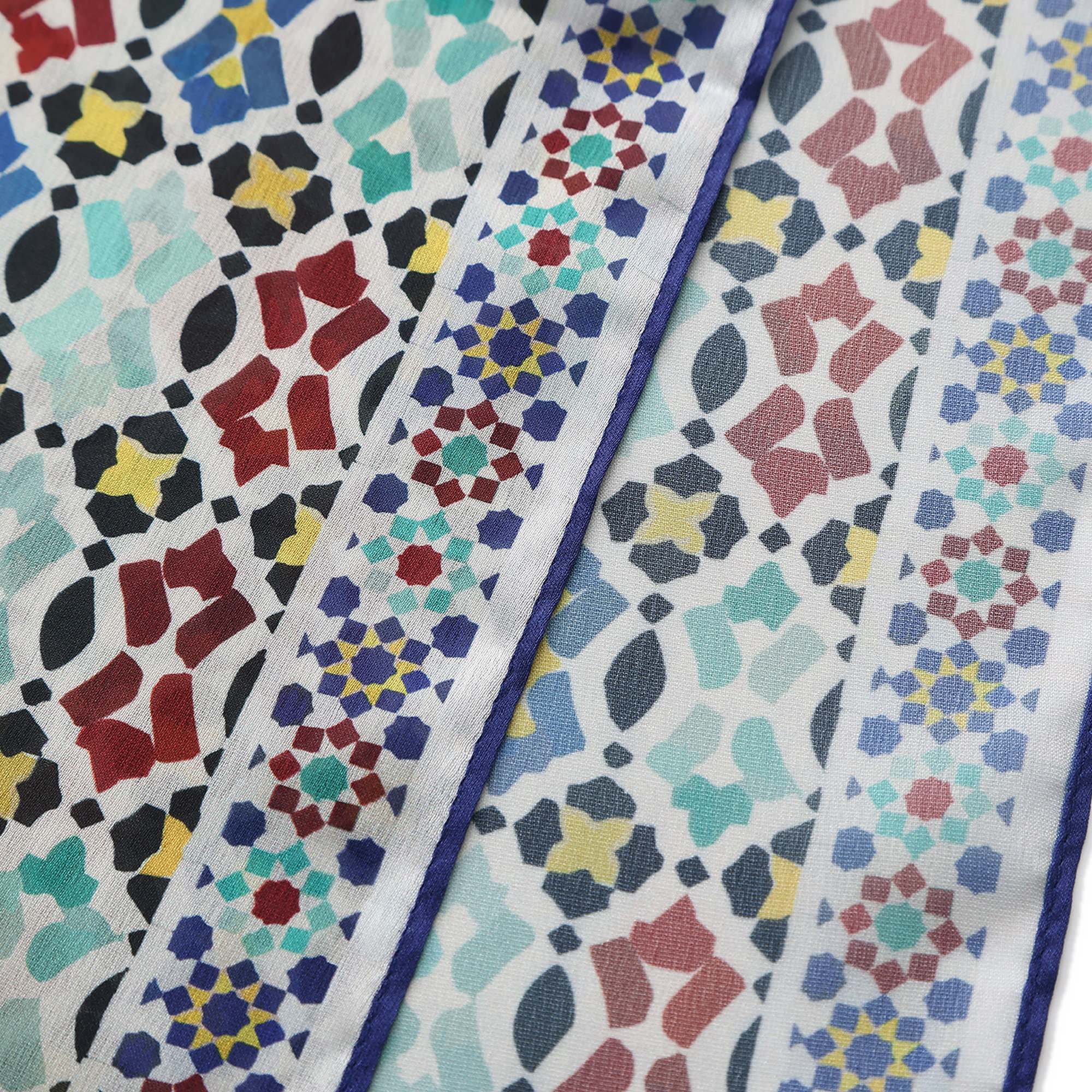 Pañuelo Zahira, Poly Satin, 180 x 65 cm — detalle del tejido 4