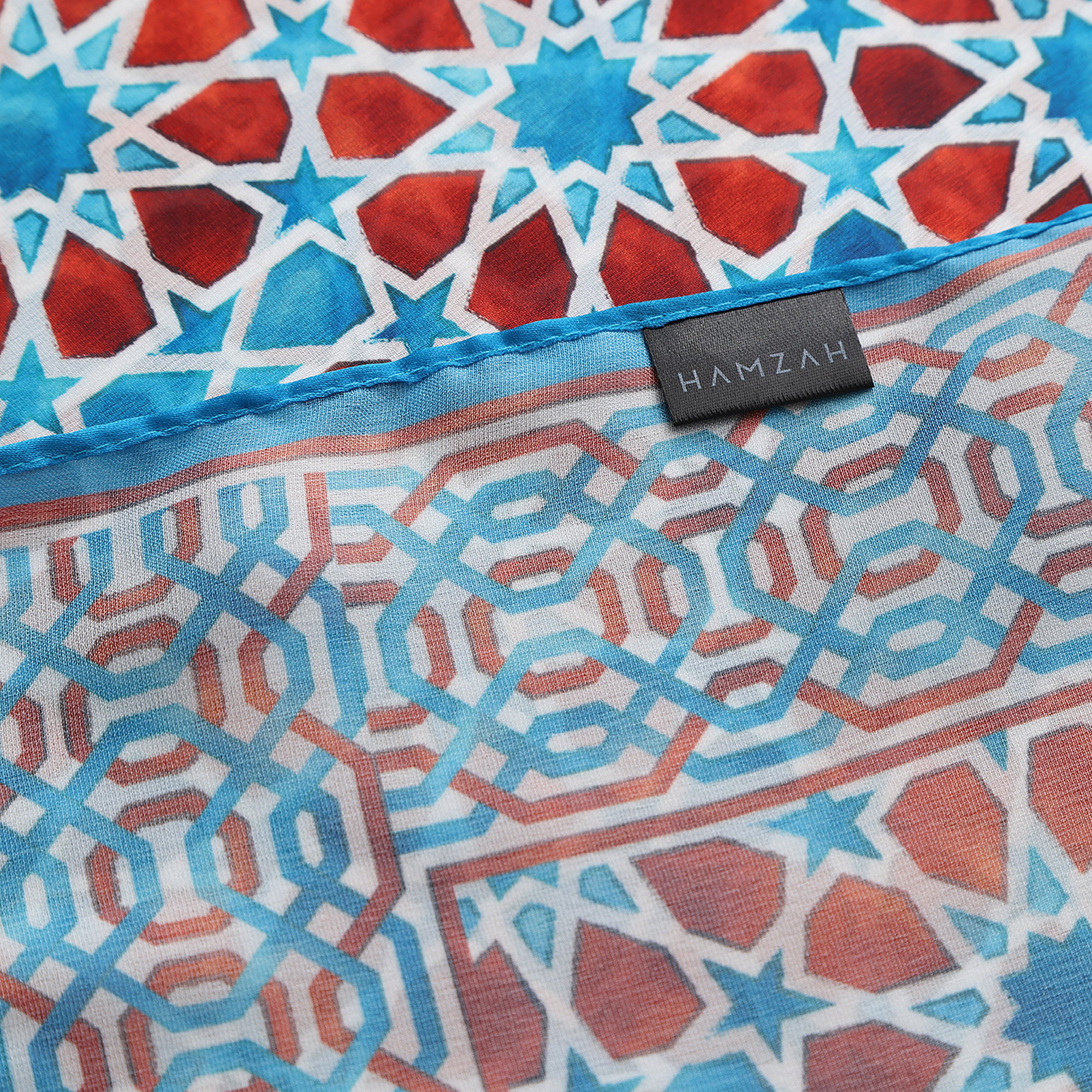 Pañuelo Fátima Marrón, Poly Satin, 180 x 65 cm — detalle del tejido 4