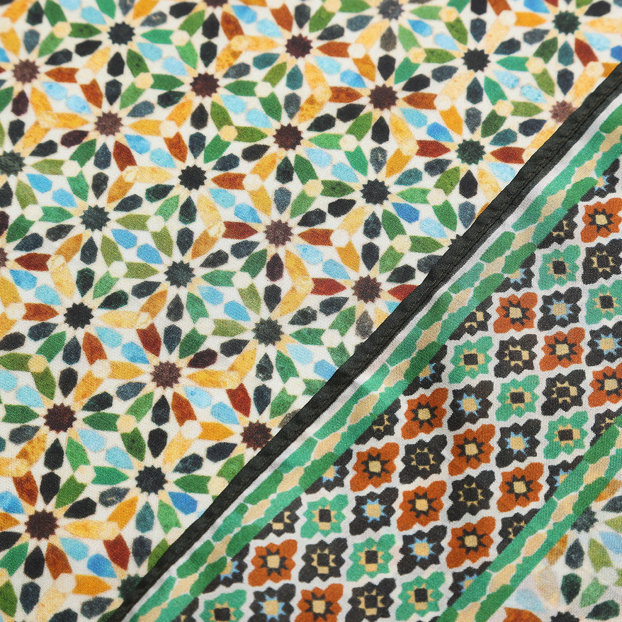 Pañuelo Cuadrado Seda Naima — detalle del tejido 3